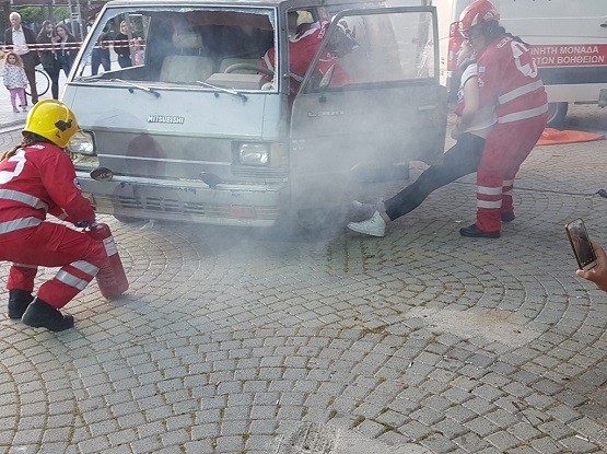 Επίδειξη διάσωσης από τα μέλη του Σώματος Σαμαρειτών