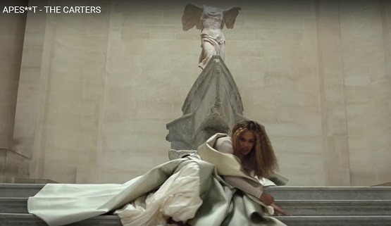 Μια ανέλπιστη προβολή για τη Νίκη της Σαμοθράκης: ‘Πρωταγωνιστεί’ σε video clip της Beyonce