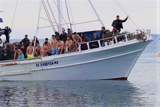 Στα λευκά με πλήθος κόσμου ο καθαγιασμός υδάτων στο Φανάρι Στα λευκά με πλήθος κόσμου ο καθαγιασμός υδάτων στο Φανάρι