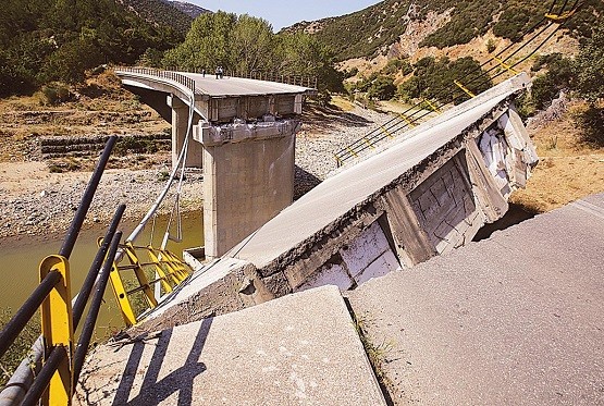 Ρεκόρ καθυστέρησης στα συντρίμμια της γέφυρας Κομψάτου