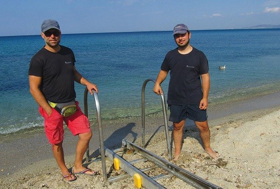 Τοποθετούν μηχανισμούς seatrack σε παραλίες της βόρειας Ελλάδας και εξασφαλίζουν πρόσβαση για όλους στη θάλασσα