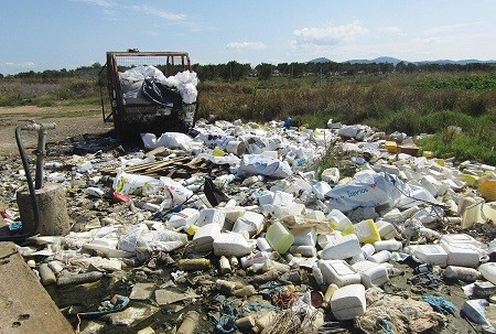 Κλείνουν τα μάτια στην ανεξέλεγκτη ρύπανση από κενές συσκευασίες φυτοφαρμάκων