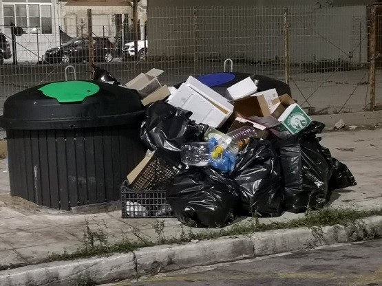 Γέμισαν οι ημιϋπόγειοι κάδοι; Κάποιοι ασυνείδητοι πετούν εκτός τα σκουπίδια ή κάτι άλλο συμβαίνει;