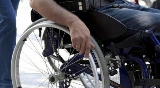 Τα πλαστικά καπάκια χάρισαν στους συμπολίτες μας ένα αναπηρικό αμαξίδιο & μια ειδική περπατούρα