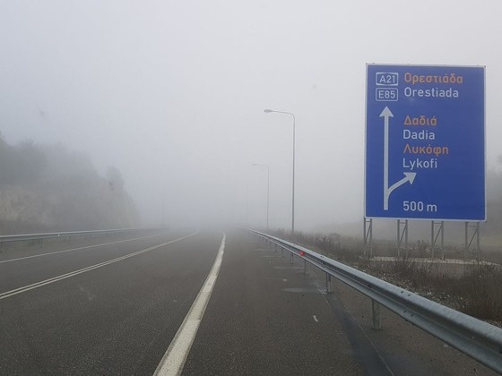 Η ομίχλη “κατάπιε” τον βόρειο Έβρο – Με δυσκολία η κυκλοφορία