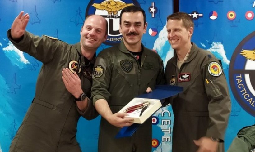 Έλληνας και φέτος ο καλύτερος πιλότος του ΝΑΤΟ Έλληνας και φέτος ο καλύτερος πιλότος του ΝΑΤΟ