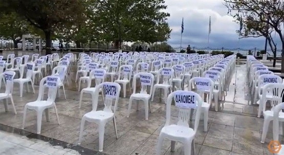 Αλεξανδρούπολη: SOS από την εστίαση με 144 άδειες καρέκλες στην πλατεία του φάρου