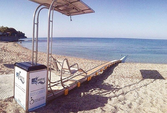 Γρήγορα προσβάσιμες παραλίες ζητούν τα άτομα με αναπηρία
