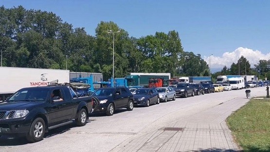 Εκατοντάδες Σέρβοι τουρίστες μπήκανε στην Ελλάδα παρά το κλείσιμο των συνόρων – Ουρές χιλιομέτρων στα σύνορα Εκατοντάδες Σέρβοι τουρίστες μπήκανε στην Ελλάδα παρά το κλείσιμο των συνόρων – Ουρές χιλιομέτρων στα σύνορα