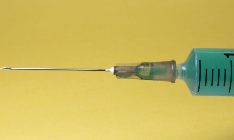 Κορωνοϊός: Ξεκίνησαν ξανά οι δοκιμές του εμβολίου της AstraZeneca