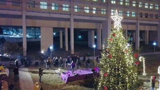 Η Αλεξανδρούπολη άναψε το Χριστουγεννιάτικο Δέντρο στην αυλή του Νοσοκομείου στέλνοντας μήνυμα ελπίδας!