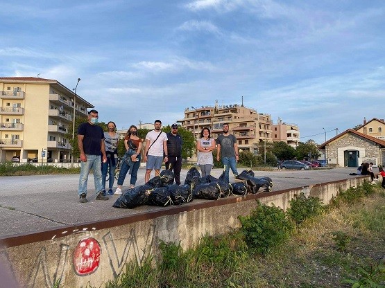 Καθάρισαν εθελοντικά τον σιδηροδρομικό σταθμό Κομοτηνής