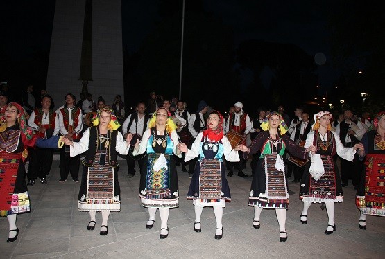 Κομοτηνή: “Γέμισε” η πόλη θρακιώτικους χορούς και τραγούδια για τα Ελευθέρια