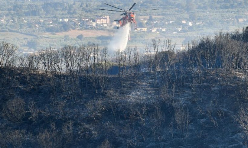 Συνεχίζεται η επιχείρηση κατάσβεσης της πυρκαγιάς στη Λύρα