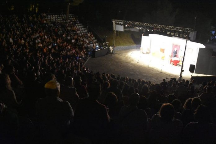 Ορεστιάδα – Με μεγάλη συμμετοχή κόσμου έκανε πρεμιέρα το 23ο Φεστιβάλ Ερασιτεχνικού Θεάτρου