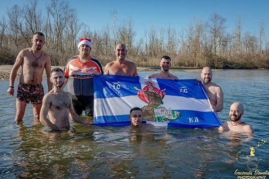 Βουτιές στον παγωμένο ποταμό Άρδα έκαναν και φέτος οι χειμερινοί κολυμβητές της Ορεστιάδας￼