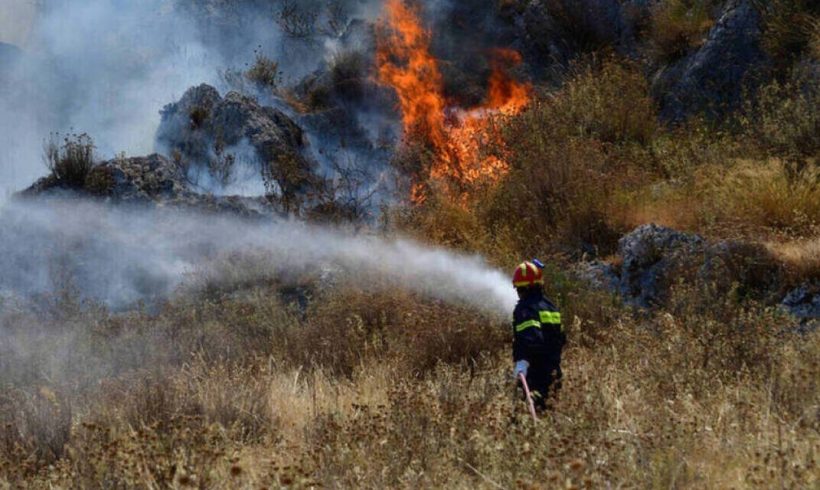 Συλλογή ειδών πρώτης ανάγκης για τους πυροσβέστες και τους εθελοντές, που μάχονται στις πυρκαγιές