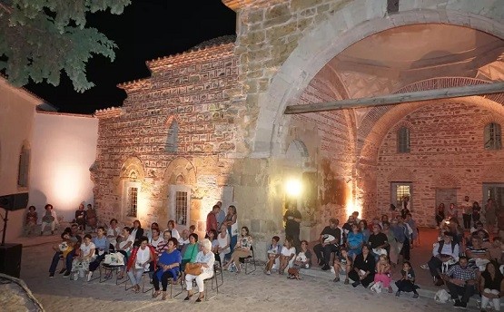 Το Ιμαρέτ «ζωντάνεψε» με θρακιώτικα τραγούδια και χορό Το Ιμαρέτ «ζωντάνεψε» με θρακιώτικα τραγούδια και χορό