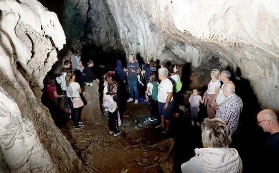 Μαθητές γνώρισαν το σπήλαιο Δρακότρυπα